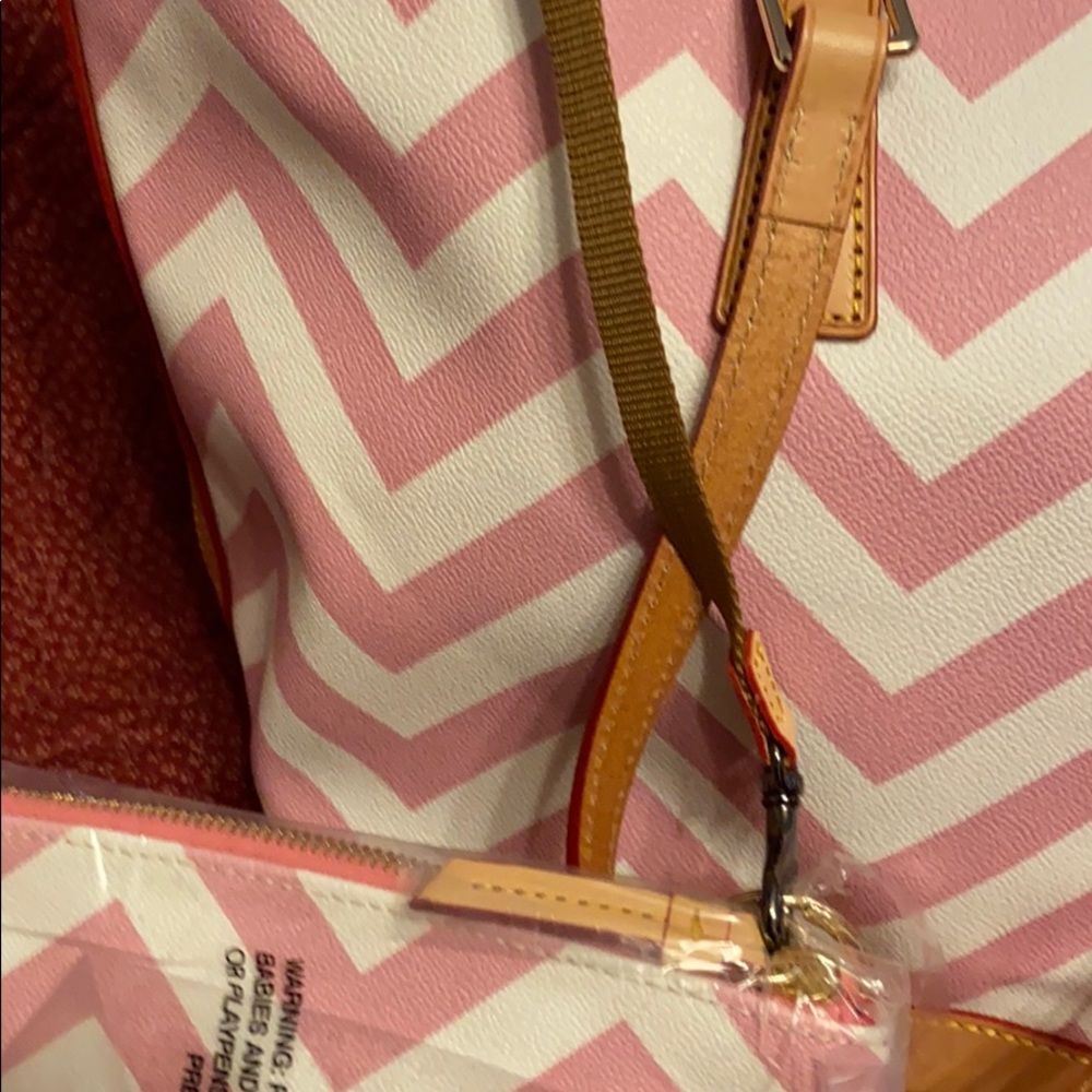 NWOT Dooney & Bourke Lg Tote, Wristlet & Keโฆ - Picture 5 of 16